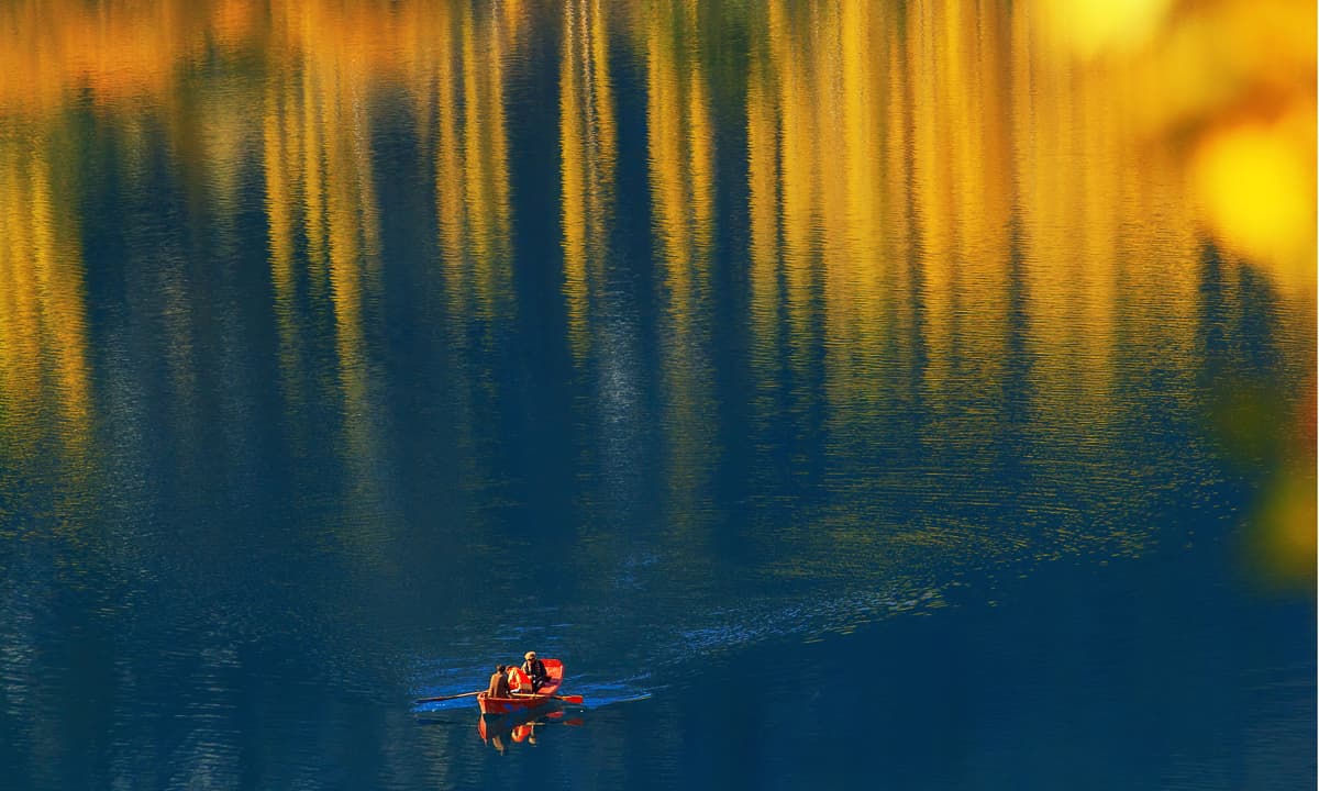 Boating in upper Kachura lake