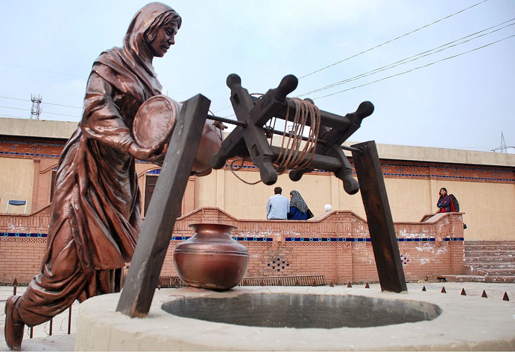 ISLAMABAD: February 24  A couple enjoys a pleasant evening at Lok Virsa. APP Photo by Irfan Mahmood